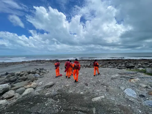 ▲花蓮馬太鞍溪堰塞湖溢流，海巡署東部分署投入花蓮溪下游岸際協尋。（圖／海巡署東部分署提供）