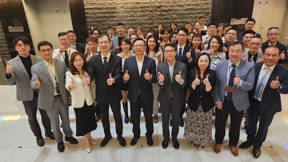 ▲全球人壽「企業家經營班」課程，以企業家精神貫穿課程核心，總經理馬君碩（前排左四）及直營通路業務長暨副總鄭中安（前排左五）皆出席勉勵。（圖／全球人壽提供）