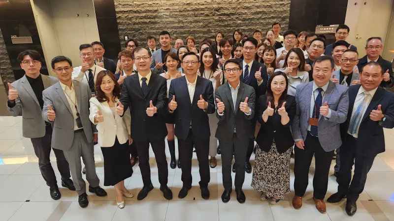 ▲全球人壽「企業家經營班」課程，以企業家精神貫穿課程核心，總經理馬君碩（前排左四）及直營通路業務長暨副總鄭中安（前排左五）皆出席勉勵。（圖／全球人壽提供）