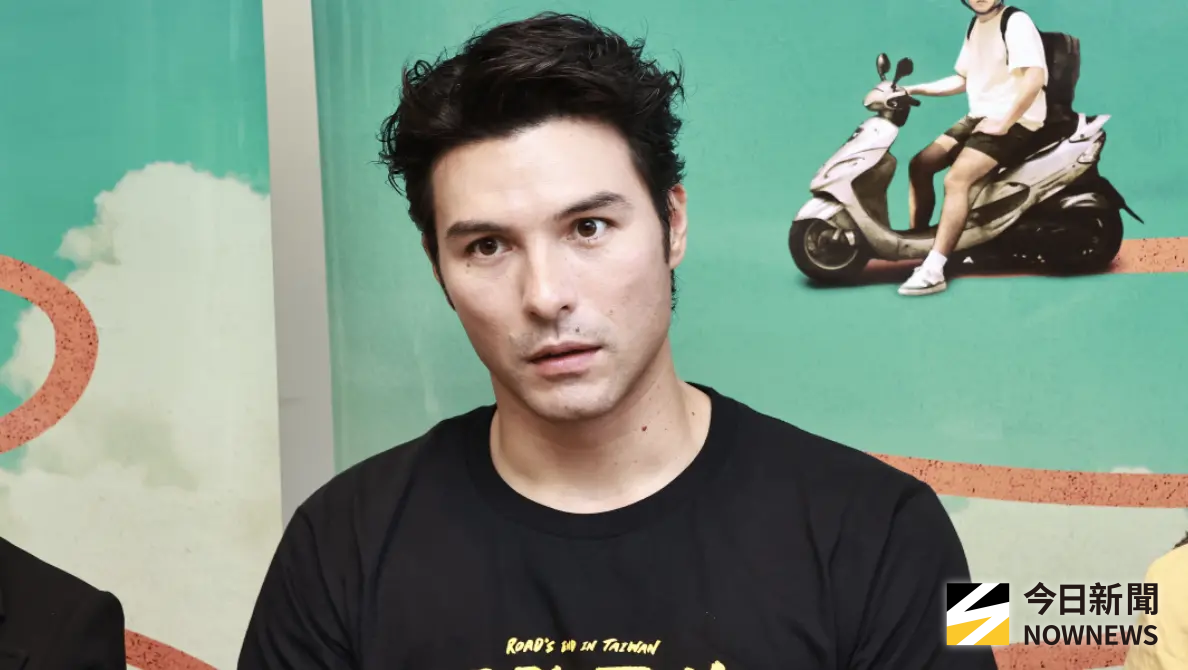 ▲藝人鳳小岳今（24）日出席公路電影《陌路兄弟》記者會，受訪分享曾坐上一台路怒症司機開的車，「她搖下窗戶，一邊轉彎、一邊比出國際手勢大罵！」自己則最厭惡碰到一綠燈就從後方按喇叭的駕駛。（圖／記者吳翊緁攝影）