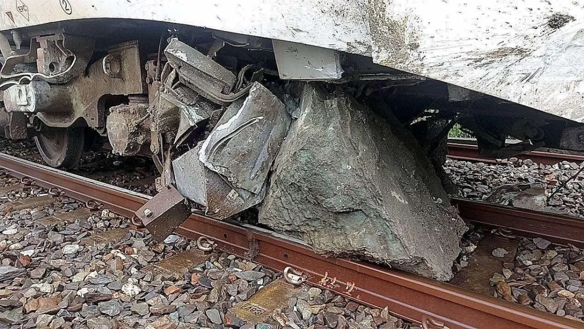 ▲台鐵山野＝鹿野間撞及落石發生出軌事故。（圖／取自三鐵事故通報平台）