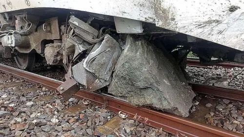 台鐵自強號撞落石出軌！旅客均安　鹿野台東啟動公路接駁
