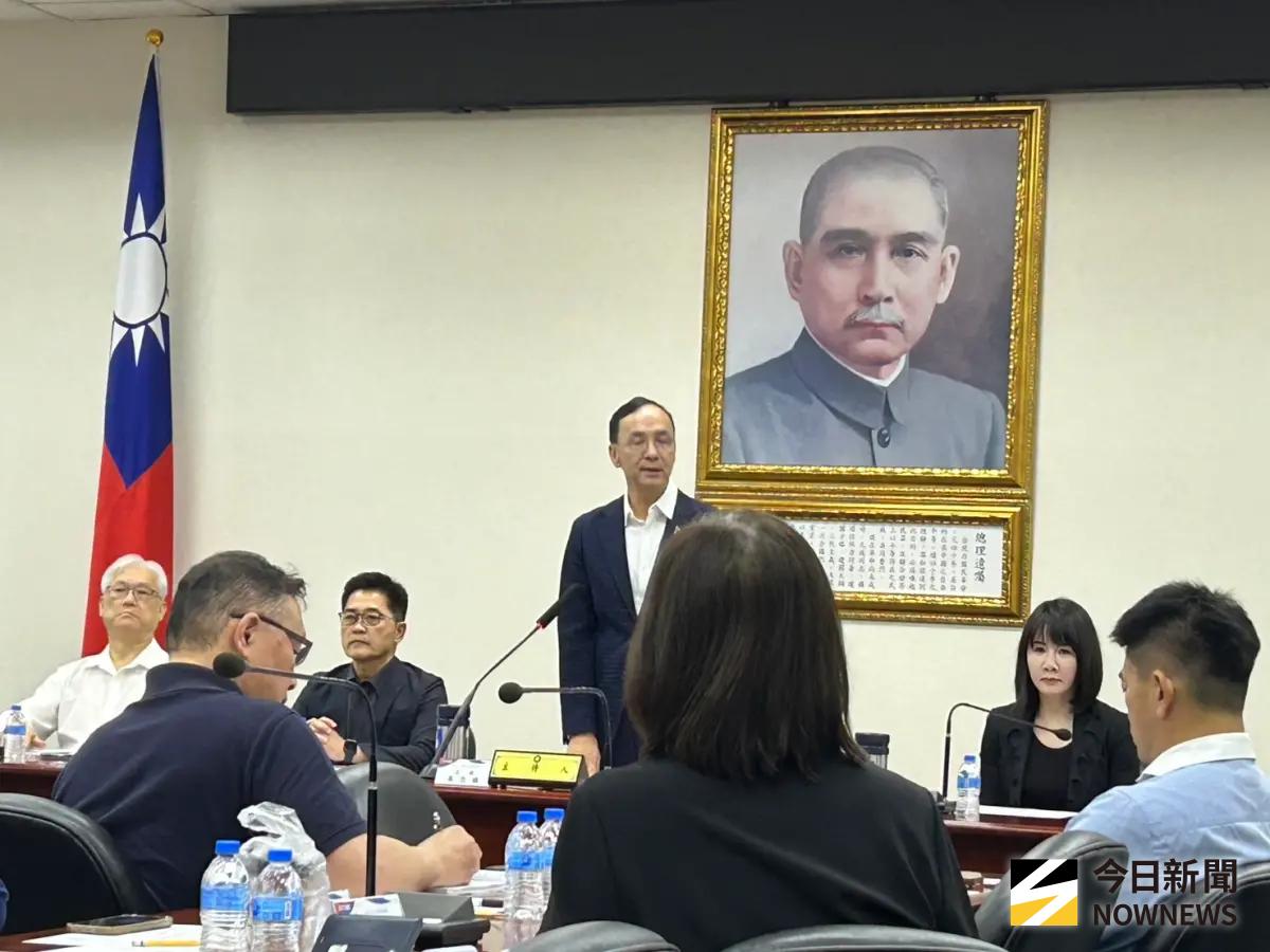 ▲國民黨主席朱立倫宣布，將代表國民黨捐100萬元。（圖／記者林怡昕攝，2025.09.24）