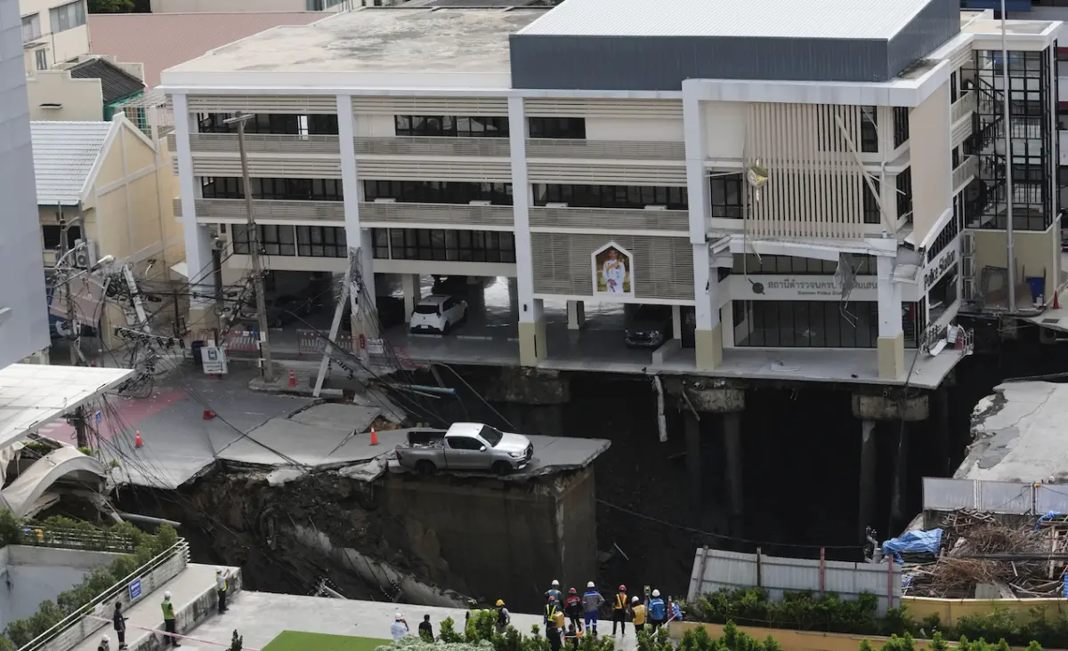 ▲泰國瓦吉拉醫院（Vajira Hospital）前的薩姆森路（Samsen Road）突然塌陷，出現一個巨大天坑。（圖／美聯社／達志影像）