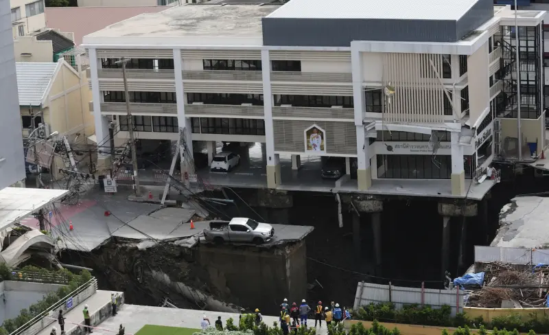 ▲泰國瓦吉拉醫院（Vajira Hospital）前的薩姆森路（Samsen Road）突然塌陷，出現一個巨大天坑。（圖／美聯社／達志影像）