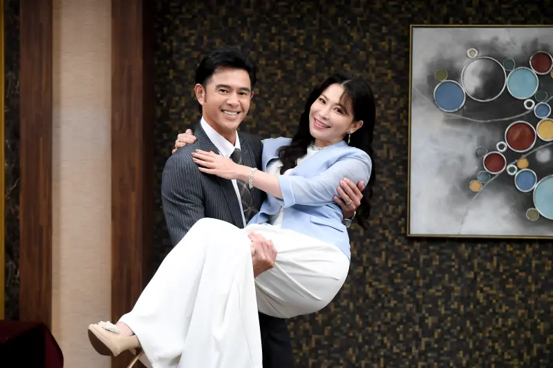 ▲黃玉榮（左）與德馨（右）在《百味人生》組成「白目夫妻」爆紅，台式英語橋段「one two three再go」、「See你去X」等金句笑料百出成全劇亮點。（圖／三立提供）