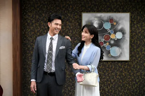 ▲黃玉榮（左）、德馨（右）在劇中挑戰自我，除了搞笑片段也有溫情時刻，十分考驗演技。（圖／三立提供）