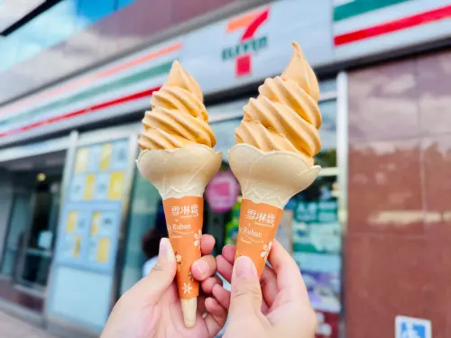 ▲攜手蛋黃酥秒殺名店「法朋烘焙甜點坊」，首度聯名開發推出節慶限定「蛋黃酥霜淇淋」。（圖／7-11提供）