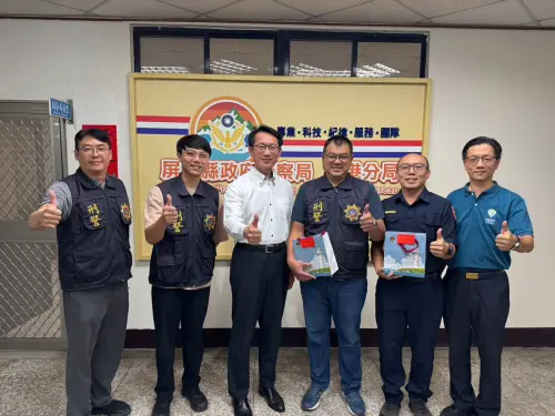 ▲縣警局長甘炎民（左3）前往東港警分局，慰問查獲馬來西亞籍車手有功人員。（圖／記者莊全成翻攝）
