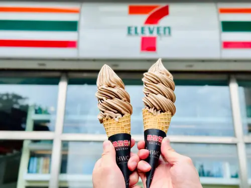 ▲酷聖霜霜淇淋於限定90間門市同步推出推出聯名連鎖精品「HWC黑沃咖啡」的「黑可可摩卡酷聖霜」。（圖／7-11提供）