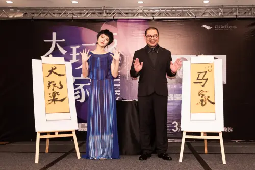 ▲歌手曹雅雯（左）今（24）日出席高雄衛武營國家藝術文化中心主辦的《大娛樂家5》記者會，坦言她受到狂粉騷擾，經常感到很有壓力。右為指揮家簡文彬。（圖／衛武營國家藝術文化中心提供）