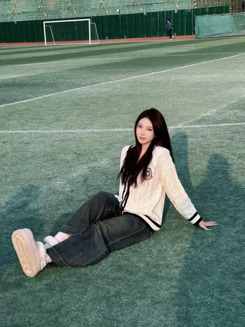 ▲楓葉姐姐私服照曝光，不少網友直呼「開濾鏡都是多餘」。（圖／翻攝自小小楓葉IG@sk.moonlake217）