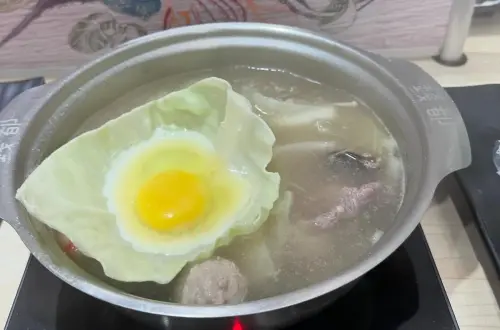 ▲有網友吃小火鍋煮蛋時，不使用湯匙等器具，反而使用高麗菜當作碗，沒想到引發話題。（圖／翻攝Threads）