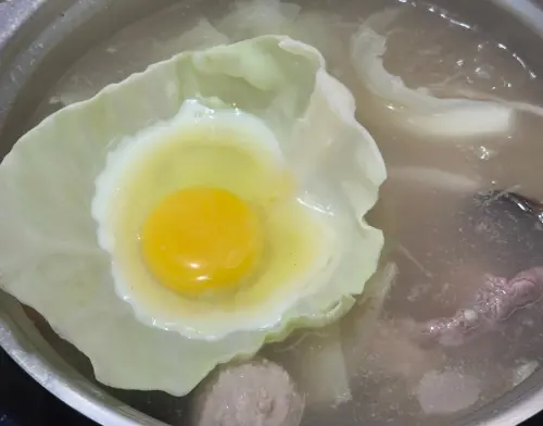 ▲雞蛋穩穩地待在葉片上，完全沒有散掉的狀況，蛋白部分也漸漸煮熟。（圖／翻攝Threads）