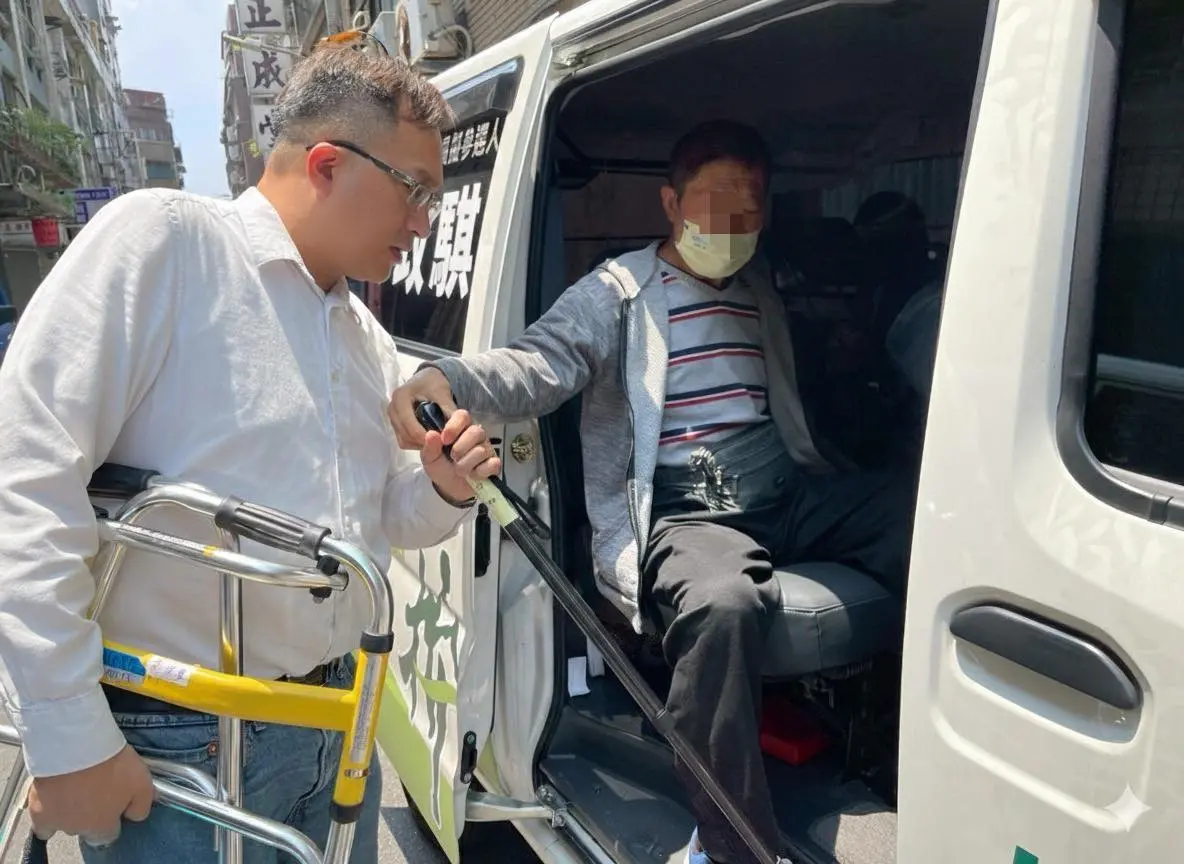 ▲台北市議員參選人朱政騏日前走訪中山區復華里，與鄰長及志工交流，呼籲市府加快腳步，正視失智症照護需求。（圖／朱政騏臉書）