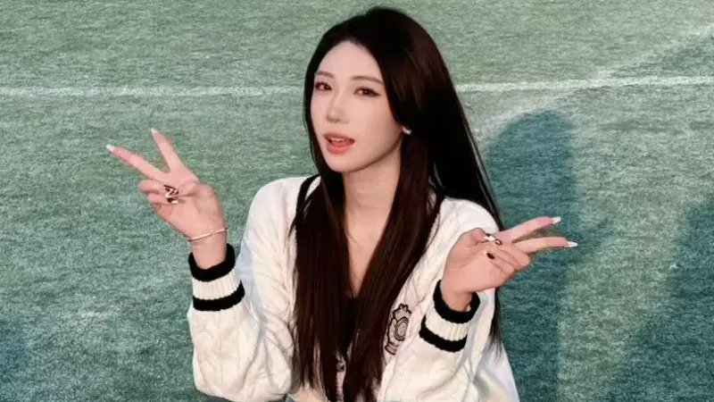 ▲中國抖音女團「SK月亮湖217」人氣成員楓葉姐姐因《上車舞》爆紅，近日曬出小清新私照，難得以學院風造型亮相，讓不少粉絲直呼：「御姐秒變鄰家少女！」真實面貌引發熱議。（圖／翻攝自小小楓葉IG@sk.moonlake217）