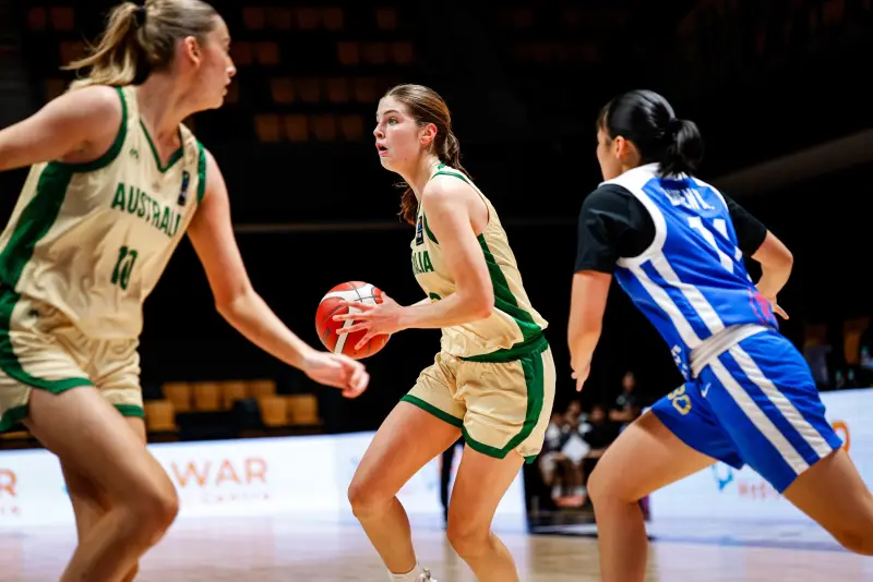 ▲世界強權澳洲女籃U16過去三屆都封后，今年小組賽場均勝分高達80分，靠著身材、技術全面輾壓，打得中華隊毫無還手之力。（圖／取自FIBA）