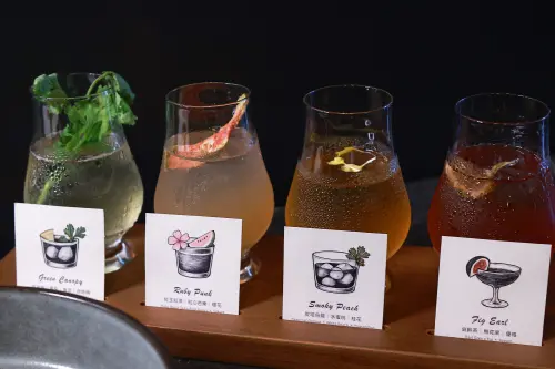 ▲瑪黑餐酒館推出一系列新的調酒，包含香菜系調酒。（圖／記者葉政勳攝）