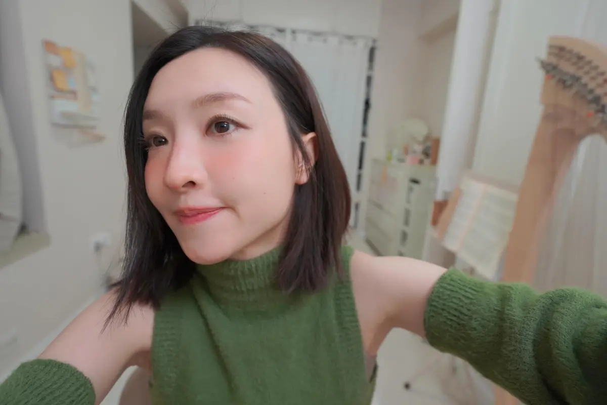 ▲35歲林欣彤今（24）日突直播求救，指著後面鬍鬚男崩潰狂喊「記住他要殺我」，還叫觀眾一定要保存直播，讓大家都非常擔心，而經紀人也曝光了她的現況。（圖／Mag Lam FB）