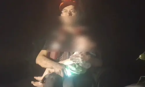 弟弟不要怕！屏東消防馳援花蓮光復　緊抱「赤腳童」暖心安撫
