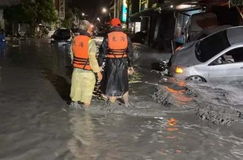 ▲馬太鞍溪堰塞湖溢流，導致花蓮光復鄉市區遭洪水侵襲，災情還在持續排除中。（圖／胡仁順議員臉書）