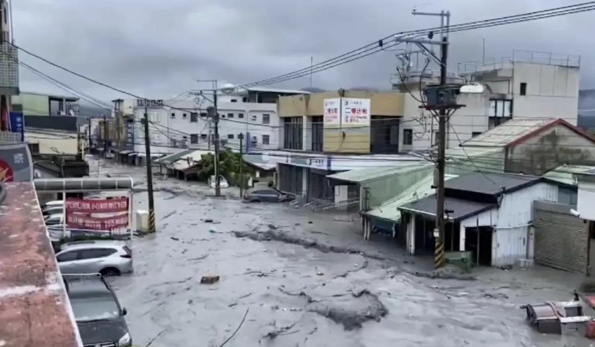 ▲花蓮馬太鞍溪堰塞湖昨（23日）壩頂溢流，截至今（24日）已有14人不幸罹難。（圖／AZ李孝祖 IG lixiaozu）