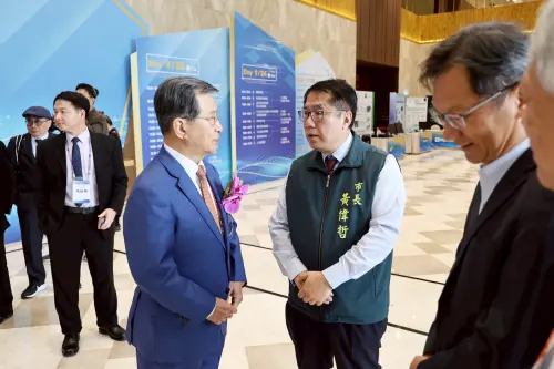 ▲ 大會開幕前市長黃偉哲向總會長吳光宜致意。（圖／南市府提供）