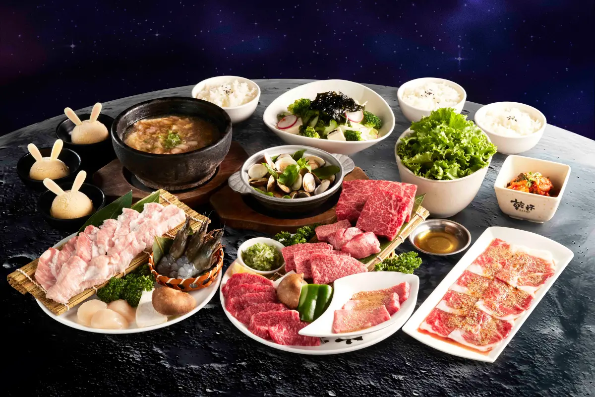 ▲2025中秋節優惠！乾杯集團四大燒肉「最低81折」，從教師節吃到雙十連假，爽吃帝王蟹、和牛。胡同燒肉雙人套餐「免費升級」暢飲可口可樂，再送刮刮樂抽萬元旅遊金、Switch 2。（圖／乾杯集團提供）