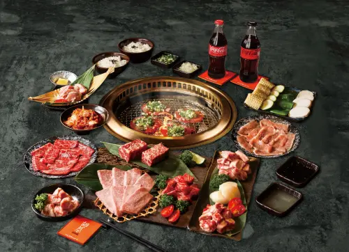 ▲胡同燒肉中秋「同樂會」，開吃雙人套餐「免費升級暢飲」可口可樂。（圖／胡同燒肉提供）