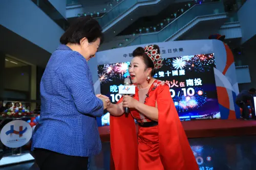 ▲白冰冰走下台與台中市長盧秀燕握手，笑說要當面比一比。（圖／台中市政府提供，2025.09.24）