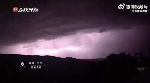 ▲有民眾在新疆目擊龍型閃電，猜測是于朦朧化身為龍回來為自己報仇。（圖／翻攝自微博）