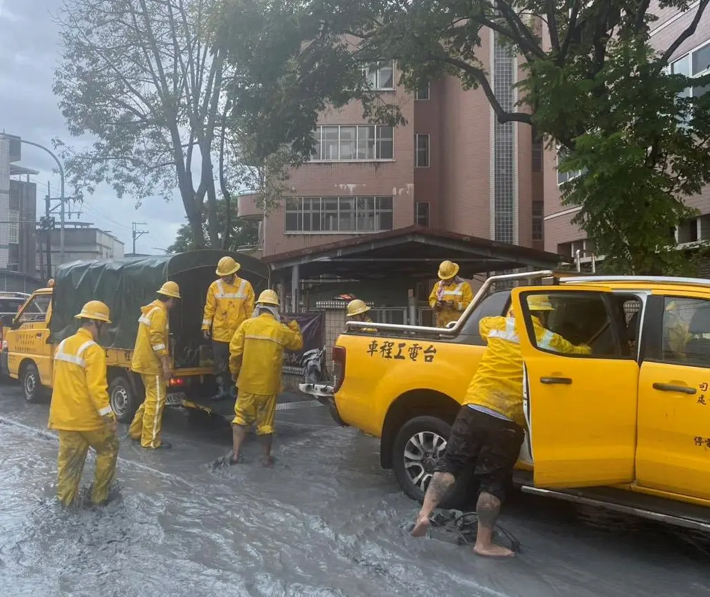 ▲目前花蓮部分地區積水、泥濘嚴重，造成搶修困難，台電將持續努力、盡早復電。（圖／台電提供）