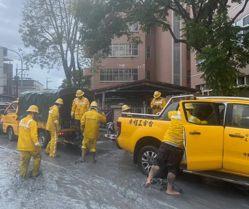 ▲目前花蓮部分地區積水、泥濘嚴重，造成搶修困難，台電將持續努力、盡早復電。（圖／台電提供）