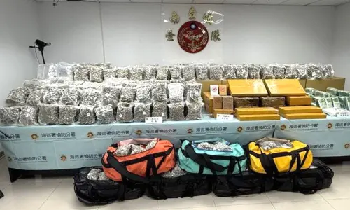 ▲海巡署偵防分署台南查緝隊查獲漁船走私，起出逾700公斤各式毒品。(圖／海巡署台南查緝隊提供)