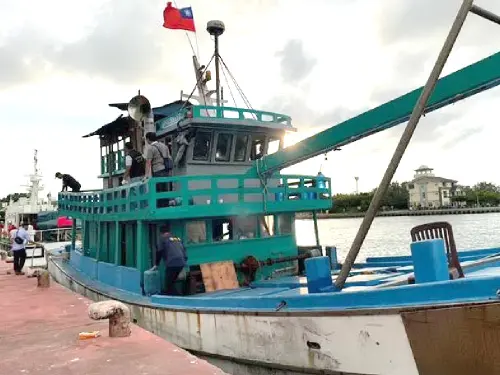 ▲海巡署偵防分署台南查緝隊查獲走私名為「YAMA68」外籍漁船。(圖／海巡署台南查緝隊提供)