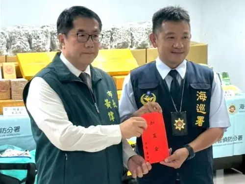 ▲海巡署偵防分署台南查緝隊查獲漁船走私，起出逾700公斤各式毒品，台南市長黃偉哲(左)到場慰勉，並頒發加菜金給破獲毒品案件的台南查緝隊，由隊長周政璋(右)代表接受。(圖／海巡署台南查緝隊提供)