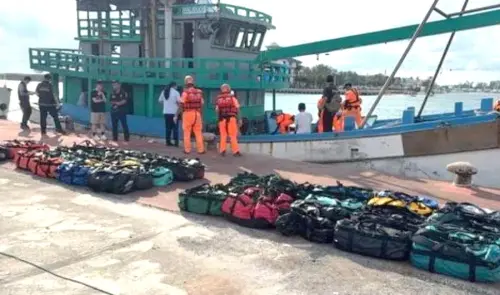 ▲海巡署偵防分署台南查緝隊查獲「YAMA68」外籍漁船走私，起出逾700公斤各式毒品。(圖／海巡署台南查緝隊提供)