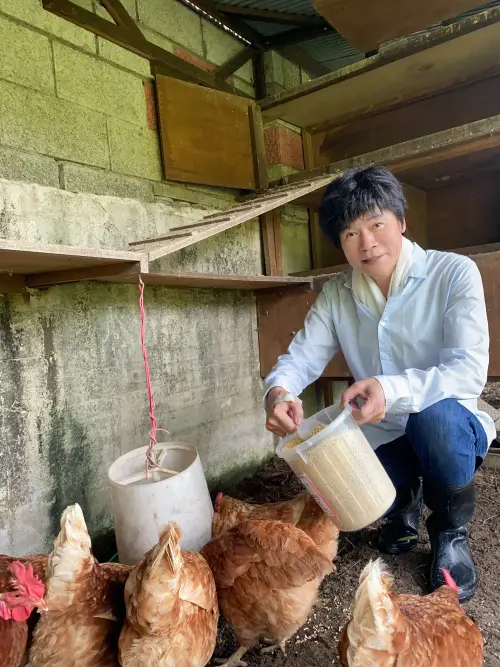 ▲金曲歌王洪榮宏（如圖）近年回歸田園生活，過著種芭樂、養雞的生活，每天都是公雞叫醒他。（圖／阿爾發音樂提供）