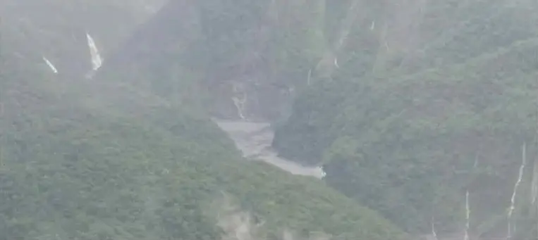 ▲今（24）日馬太鞍溪堰塞湖現場最新空拍顯示壩體高度由原本200公尺降至120公尺，蓄水量也從9100萬噸減至2300萬噸。（圖／中央災害應變中心）