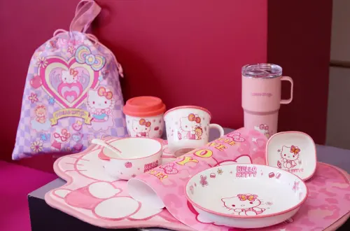 ▲週年慶會員禮以Hello Kitty生活實用小物為主，包含保溫杯、陶瓷碗盤、方形碟、束口袋等