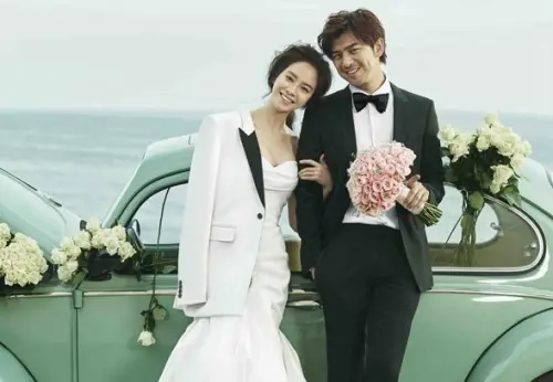 ▲宋智孝（左）曾跟陳柏霖（右）拍戀綜！超甜婚紗照曝光　還在棒球場熱情告白。（圖／翻攝自雜誌《時尚新娘COSMOBRIDE》）