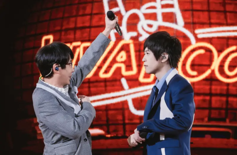 ▲五月天《回到那一天》演唱會到長沙，鼓手冠佑（左）說他趁著空擋去吃了臭豆腐，主唱阿信（右）作勢要聞冠佑，並以臭豆腐妙喻團員的感情，創團25年來越臭越香。（圖／相信音樂提供）