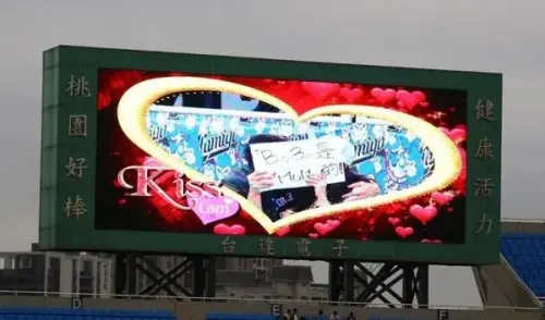 ▲宋智孝曾跟陳柏霖拍戀綜！超甜婚紗照曝光　還在棒球場熱情告白。（圖／Lamigo Monkeys FB）