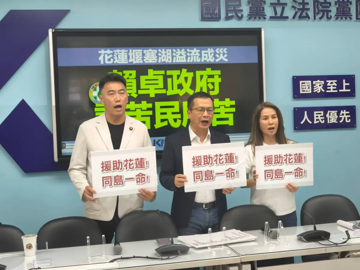 ▲國民黨立院黨團開記者會，書記長羅智強（中）捐50萬元，協助救災。（圖／國民黨團提供）