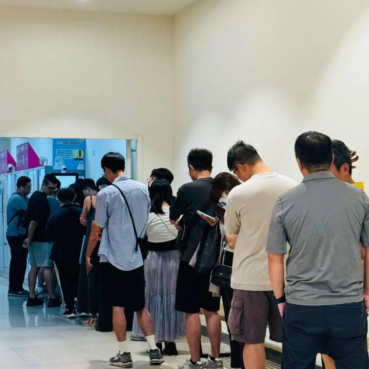 ▲今（24）日在新竹巨城百貨就出現排隊人龍，全都在等「手機回收自助機台」回收舊機。（圖／Big City遠東巨城購物中心）