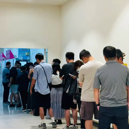 不是到通訊行！「1新地點」果粉排隊等著賣舊iPhone　估價增加30%
