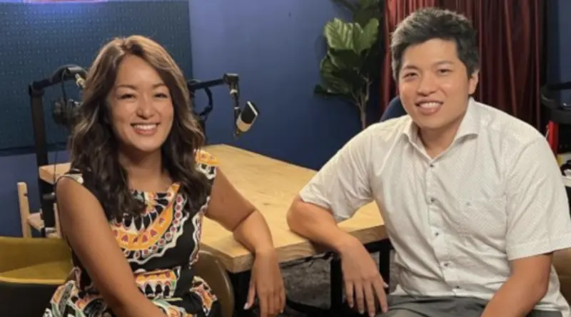 ▲YouTuber團體「百靈果News」的凱莉（左）、KEN（右）今（24）日收到中國合作信件，對此2人興奮喊道：「我們終於收到這種信了，今晚直播一起回信吧！」（圖 ／翻攝自《百靈果News》臉書）