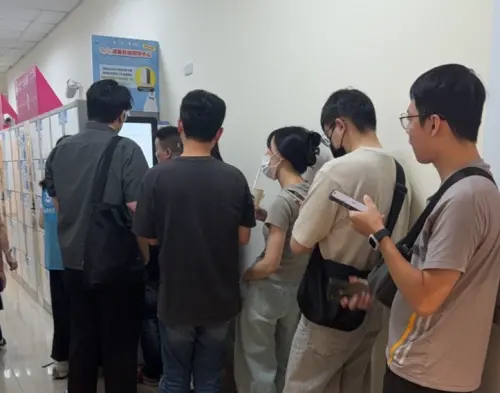 ▲今日上午新竹巨城百貨內「手機回收自助機台BUNNIT」出現超長的排隊人潮。（圖／翻攝BUNNIT 手機醫生）
