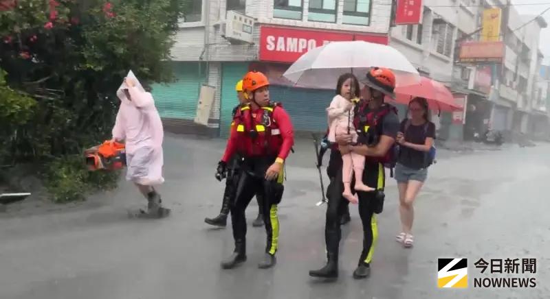 ▲搜救隊員挺進災區搶救民眾。(圖/讀者提供)