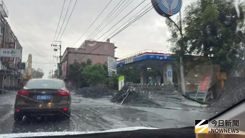 ▲車輛時過路旁都能看見大量淤泥積累。(圖/讀者提供)